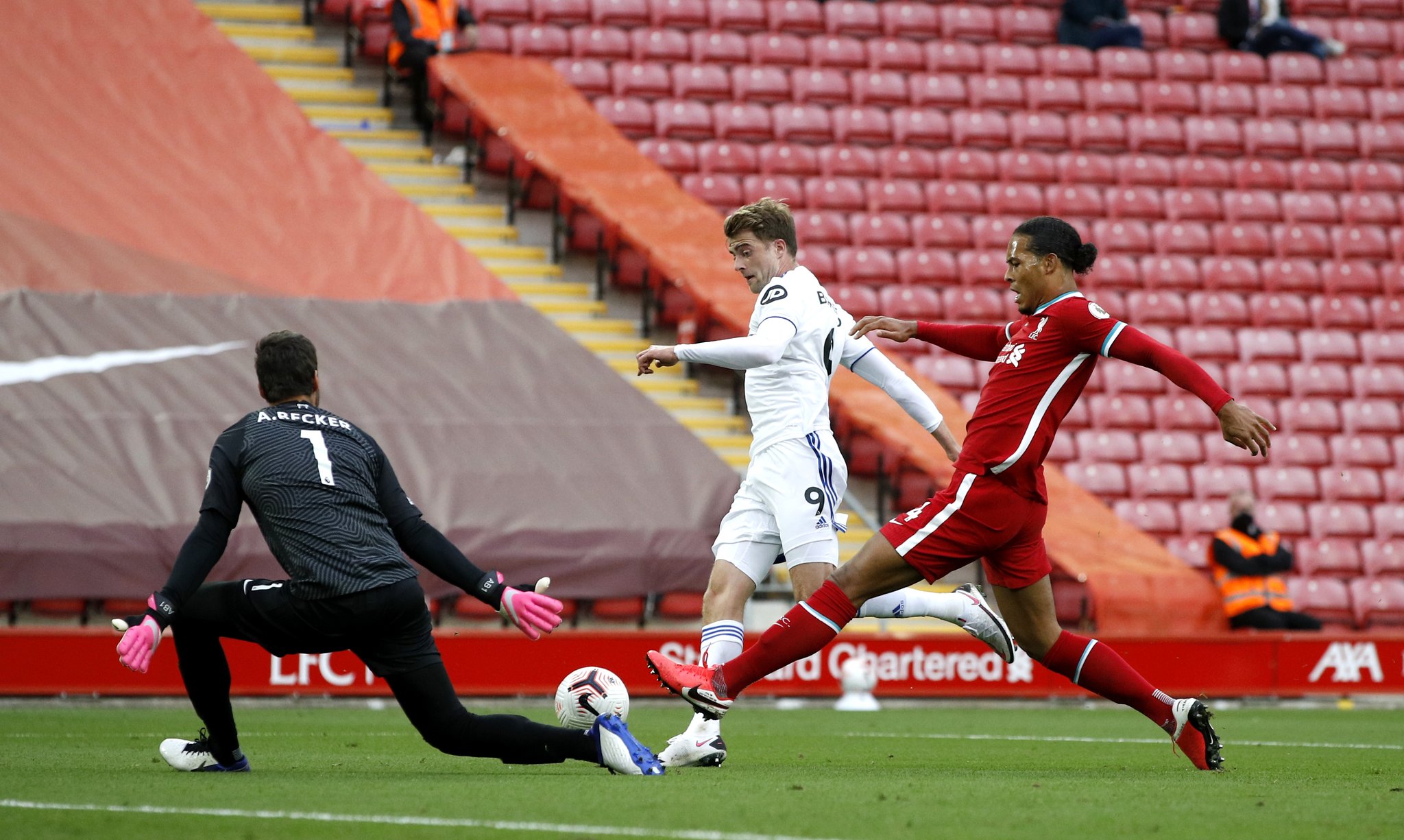 色的防守反 色的防守反